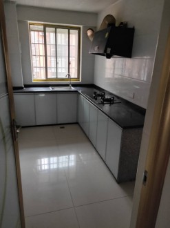 方合小区 三楼两室两厅全新精装1.5万一年