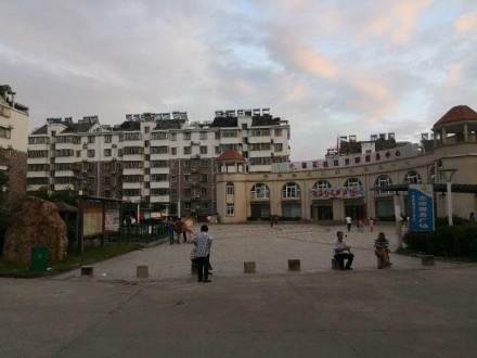 振龙山庄车库出租，有水，电 ，卫生间。250元/月