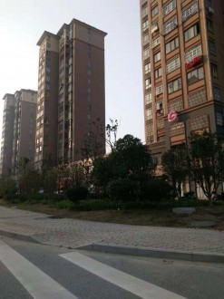 玉龙华府120平精装三室带杂物间出售