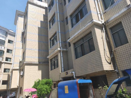 天泰花园 精装三室带杂物间88万出售