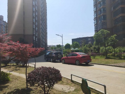 龙城庄园 134平毛坯带车位出售  证满两年 新小学区房