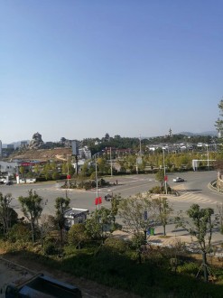 高速路口 3室 110㎡ 64万 毛坯