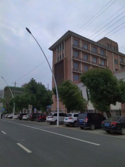 天龙新村 3室 104㎡ 72.8万 普通装修带杂物间