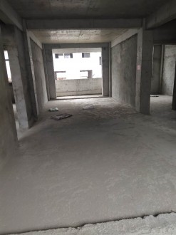 凤凰城 3室 133㎡ 125万 毛坯带杂物间，车位