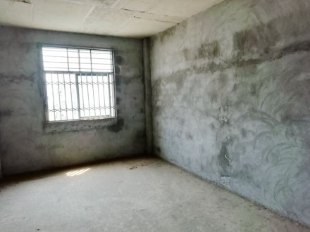 玉龙华府 3室 120㎡ 100万 毛坯带大杂物间