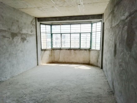 天泰花园 3室 125㎡ 90万 毛坯带车位杂物间