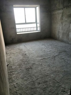 龙山路 3室 128㎡ 102万 毛坯 好楼层 边户