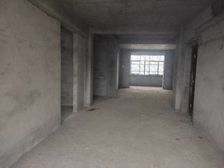 天泰花园 3室 132㎡ 100万 毛坯带杂物间