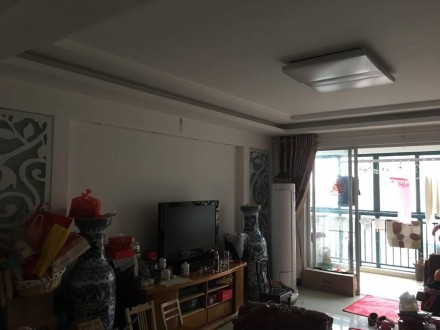 龙城庄园好楼层 3室 136㎡  精装修带车位和杂物间