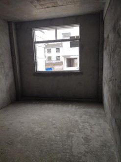 振龙山庄 3室 108㎡ 100万带复式带杂物间