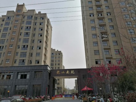 龙山南苑 3室 104㎡ 88.8万 毛坯带杂物间