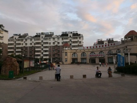 振龙山庄 3室 108㎡ 89.8万 精装修带18平米杂物间