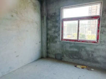 龙城庄园 3室2室2卫，137㎡， 112万 ，毛坯