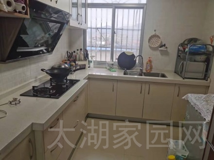龙山路华联附近 3室 104㎡ 精装修带杂物间  78万
