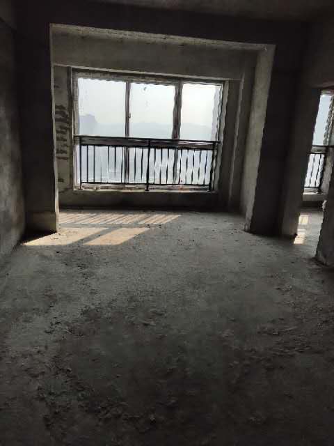 龙城庄园毛坯证齐全