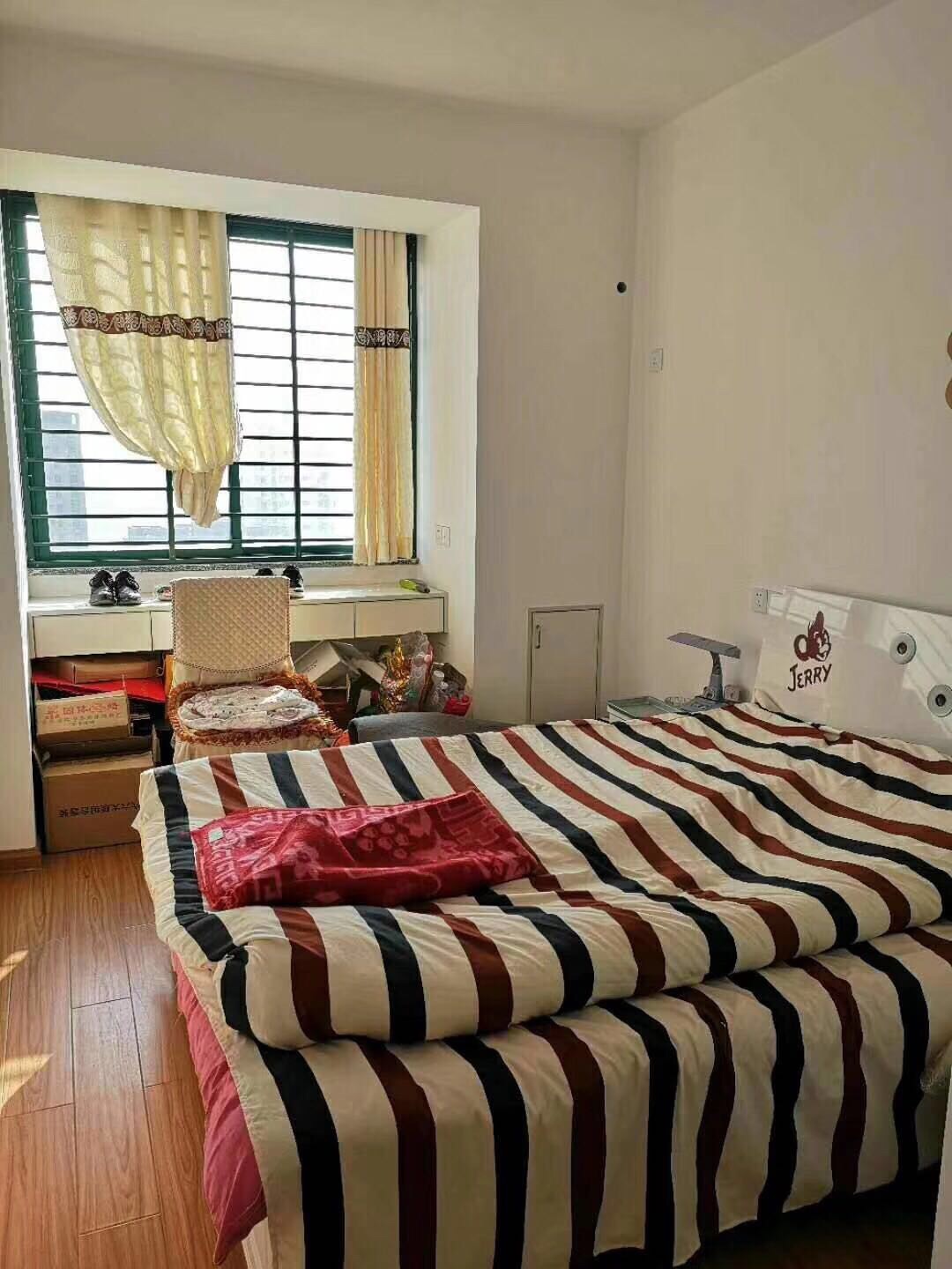 方合小区2楼130平米，精装6加1户型精装好房出售