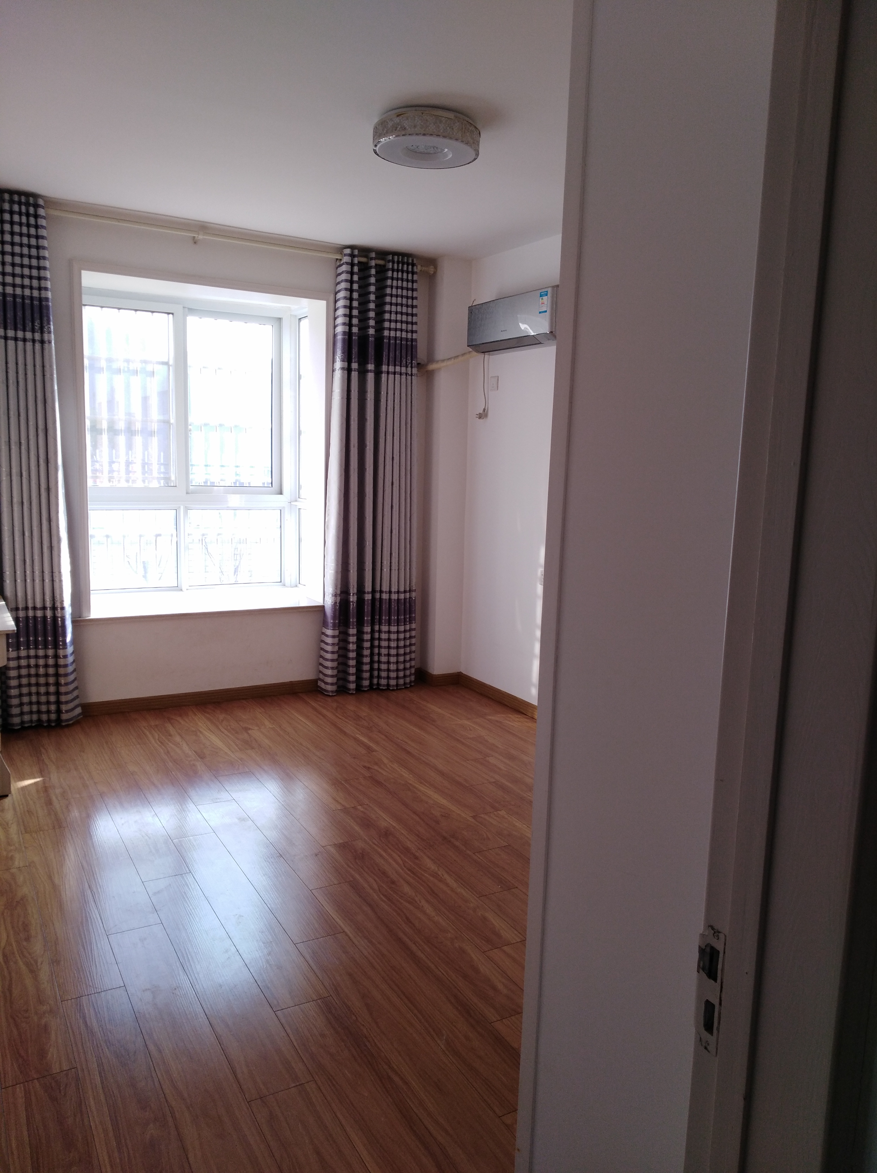 玉龙华府2楼120平方精装修带杂物间105万出售