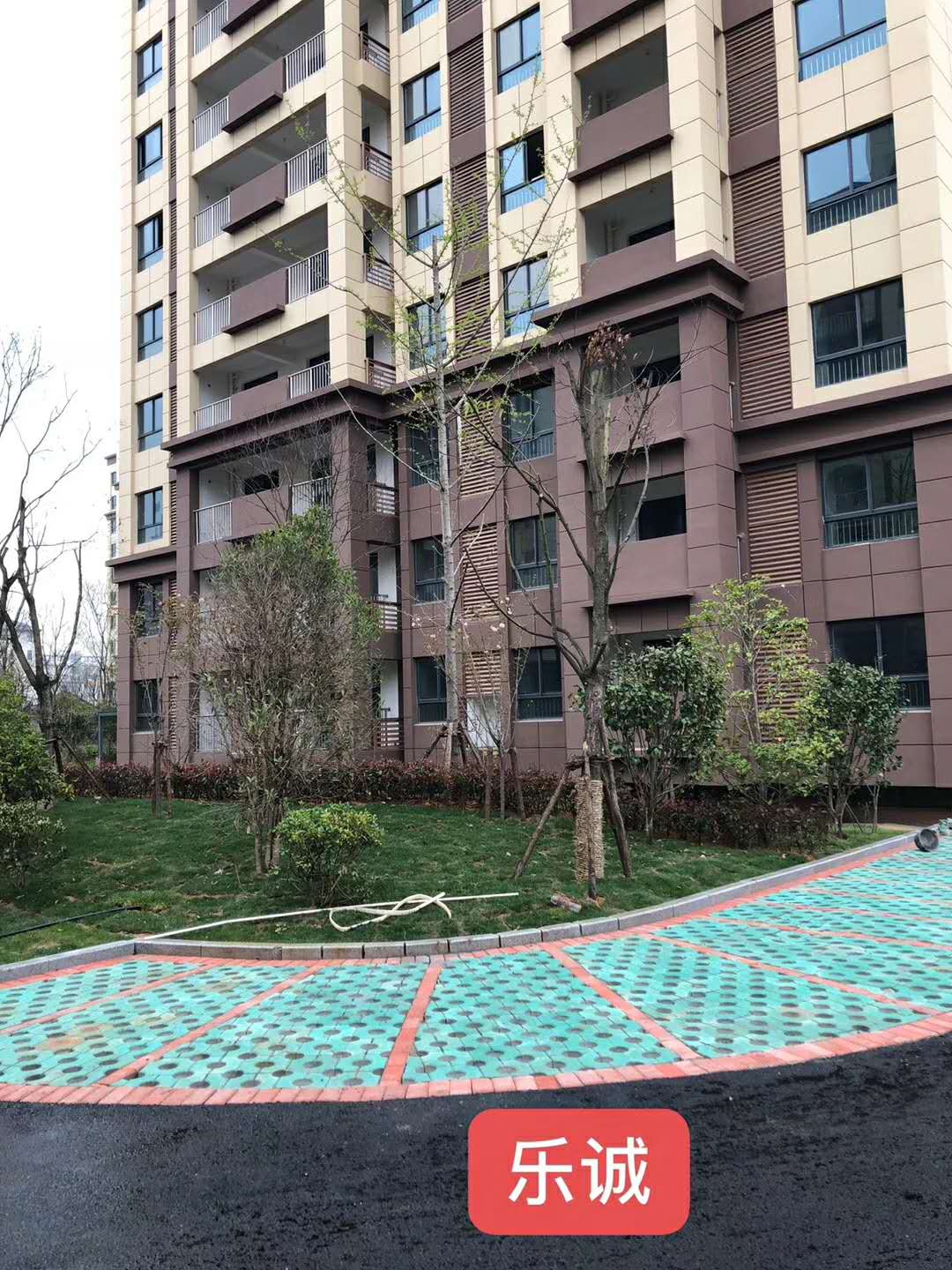 房源上新[玫瑰][玫瑰][玫瑰] 御湖城11楼，总高17层，边户，三室两厅一厨两卫，126平米，首付