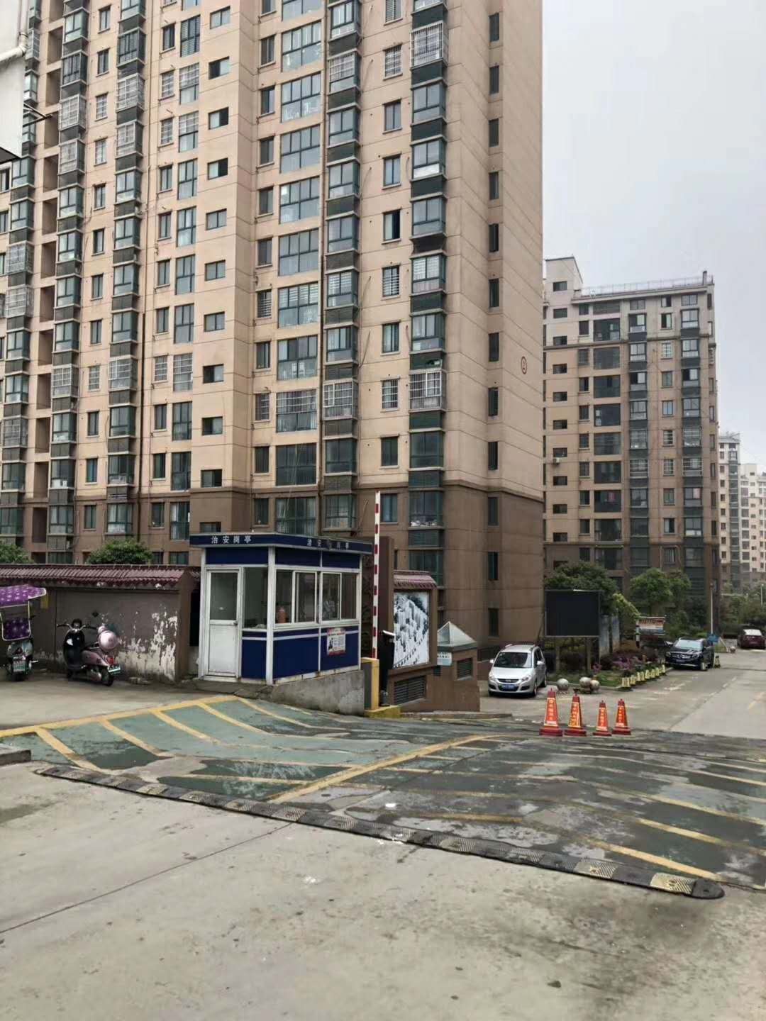 新到房源[玫瑰][玫瑰][玫瑰] 龙城庄园，1楼110平米，三室两厅一厨一卫，带10平米杂物间，房东