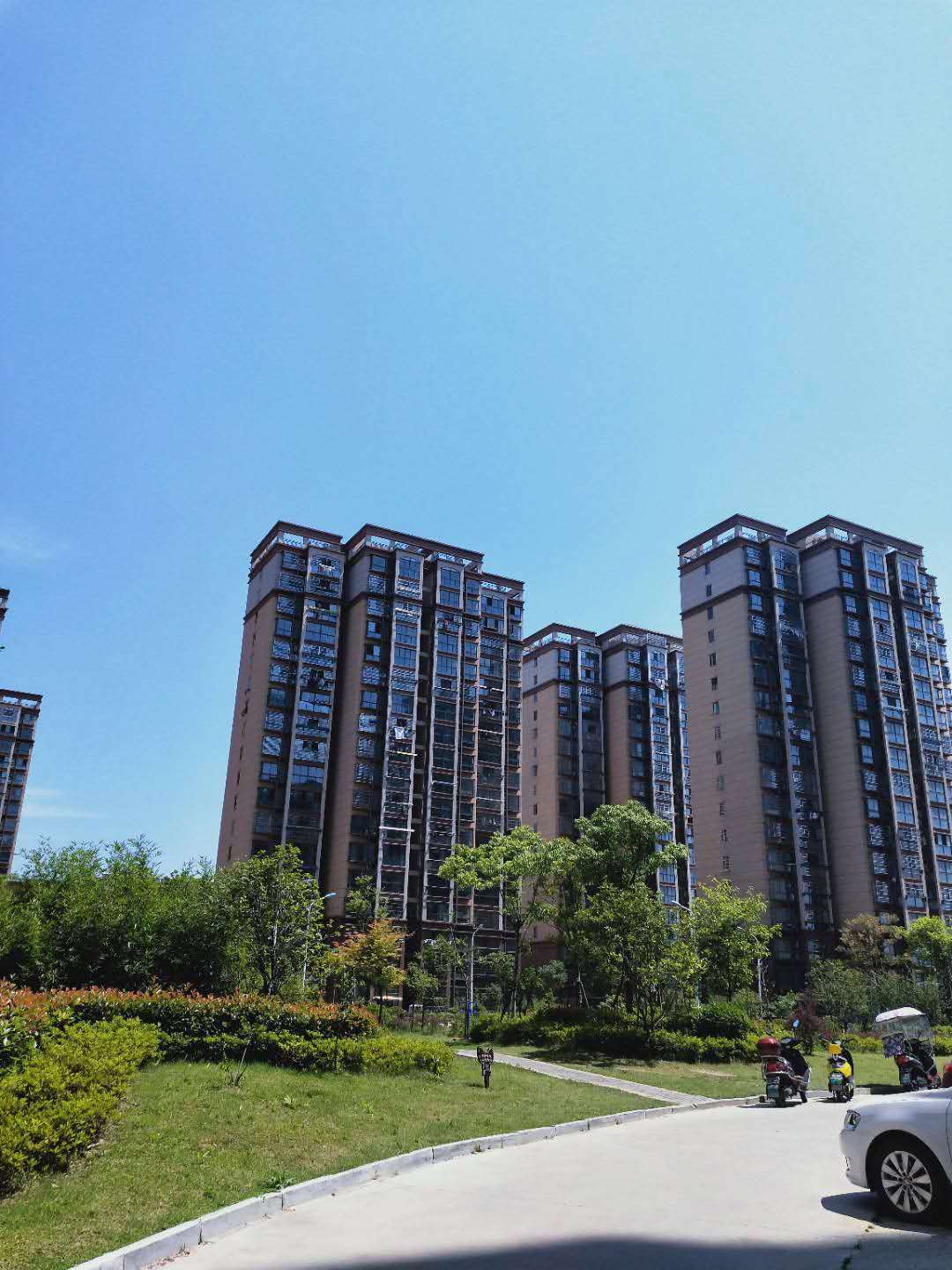 龙城庄园  121㎡ 86.5万元龙城庄园，121平米，毛坯，南北通透，售价86.5万，