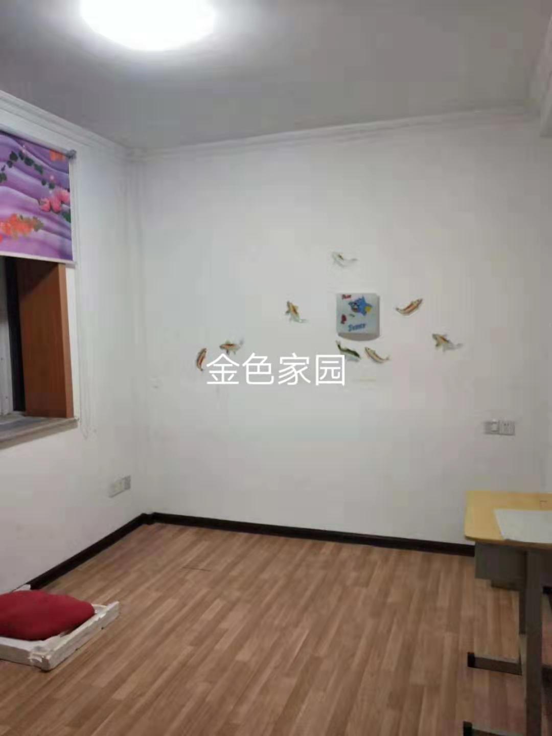 金色家园六楼，108平方，三室两厅一厨一卫，精装带杂物间，证齐全，可按揭。798000，随时看房，1
