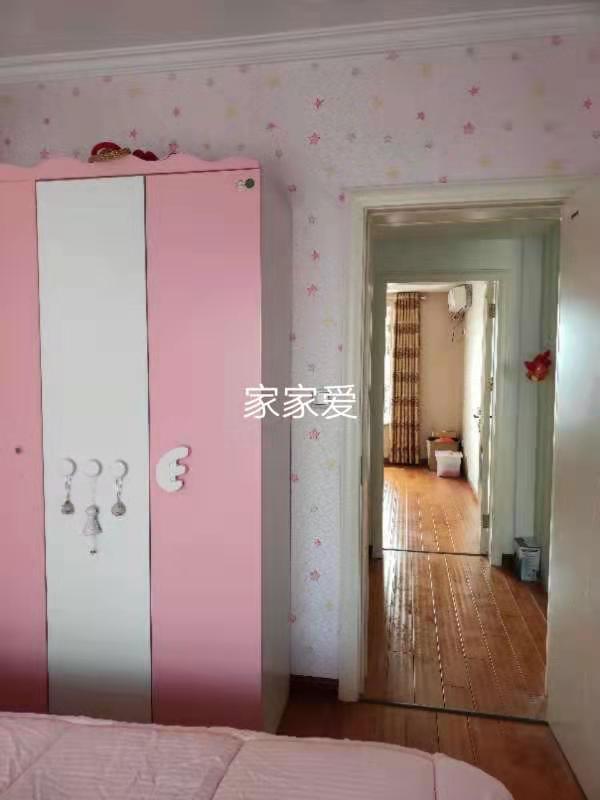 龙城庄园中间楼层，110平方，精装关门卖证齐全可按揭，带杂物间 车位，南北通透，102万随时看房，价