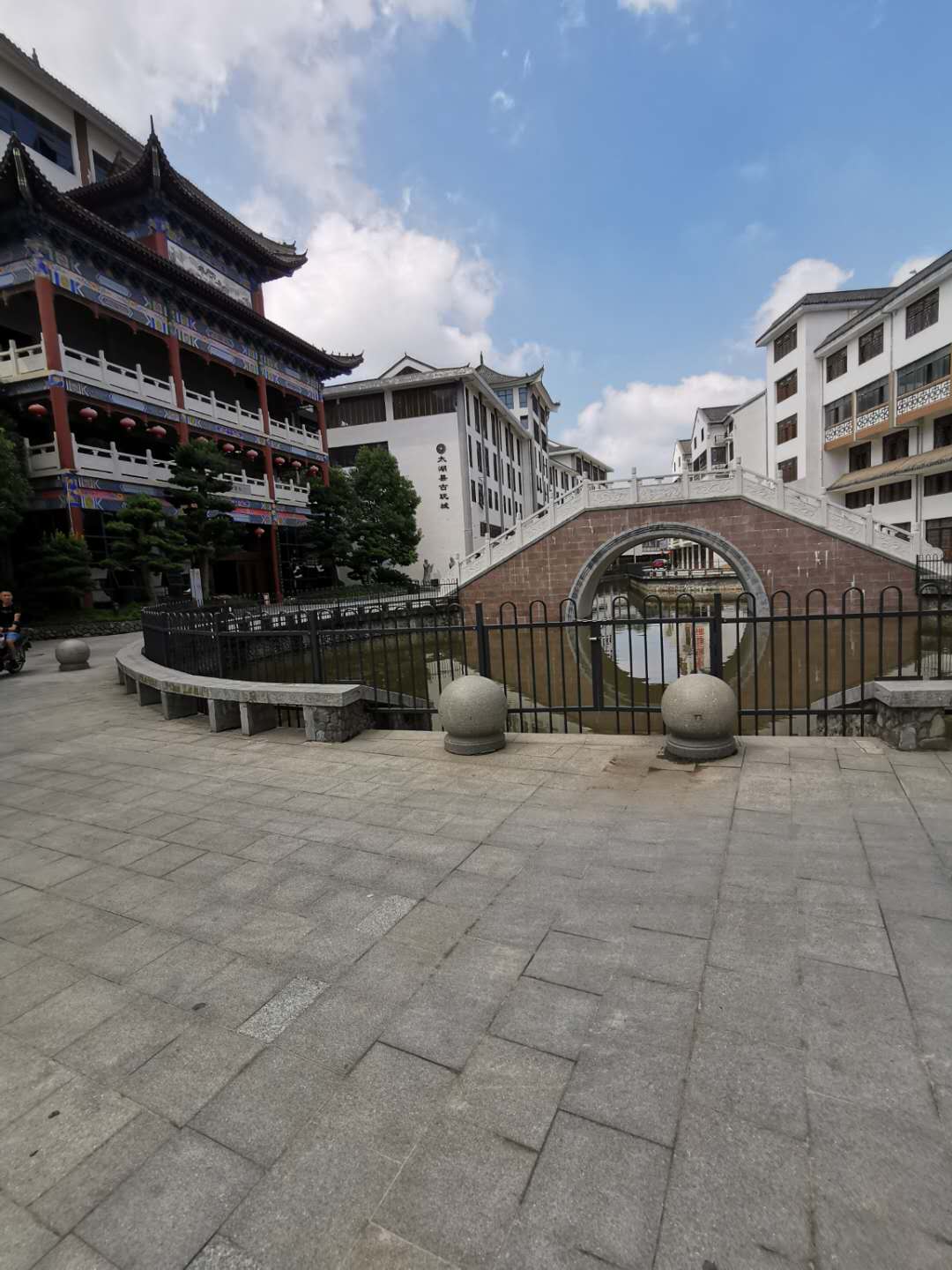 文博园烟雨江南  134㎡ 62.8万元  三楼带四楼复试