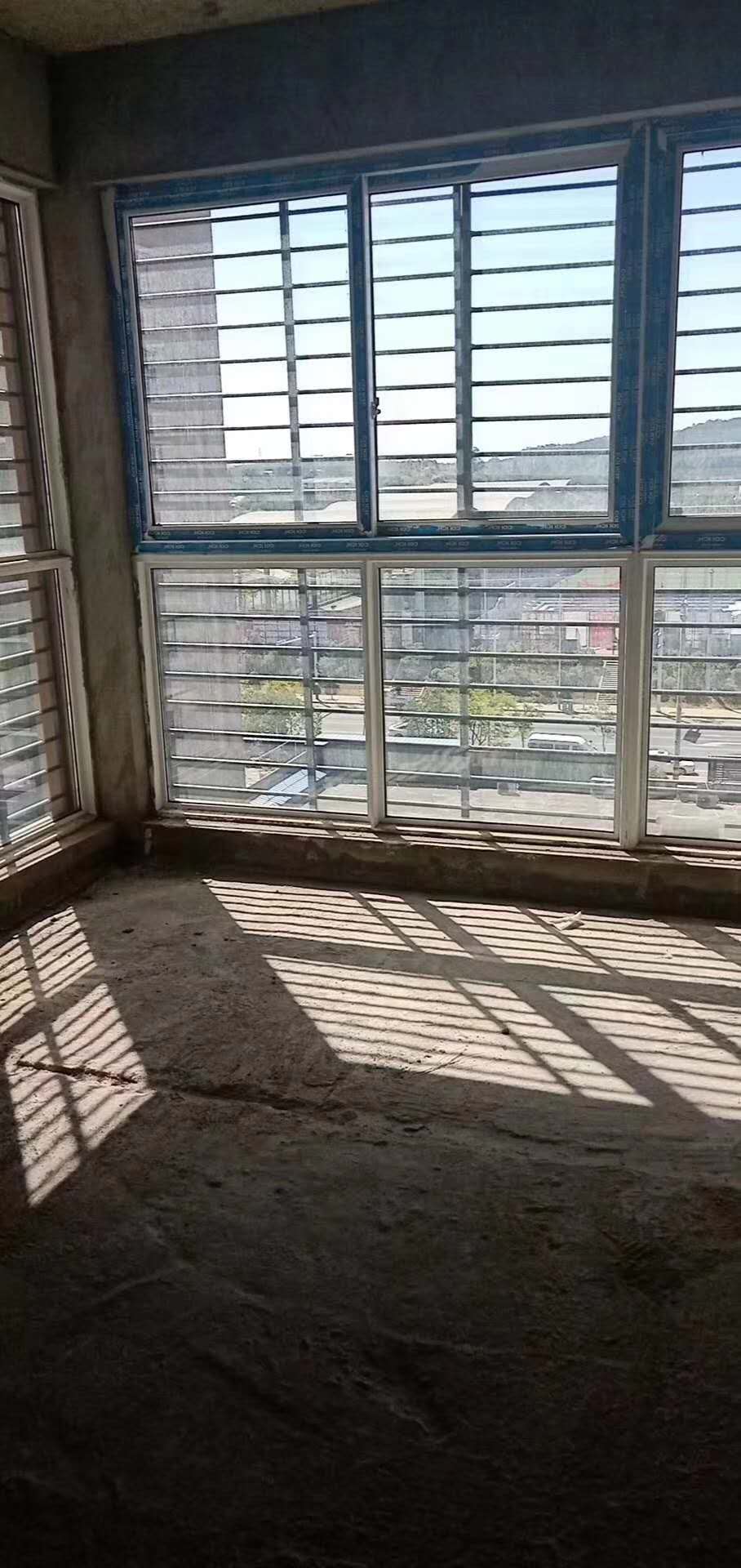 凤凰城  133㎡ 102万元