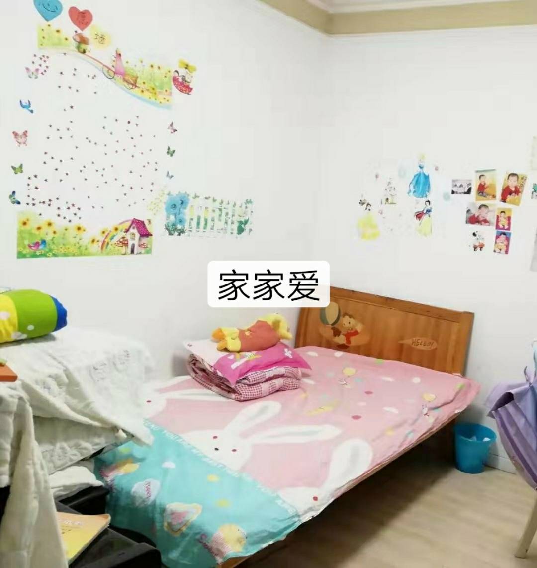 振龙山庄好楼层106平方精装带杂物间，3室2厅1卫。证齐全可按揭，报价88万联系电话15357076