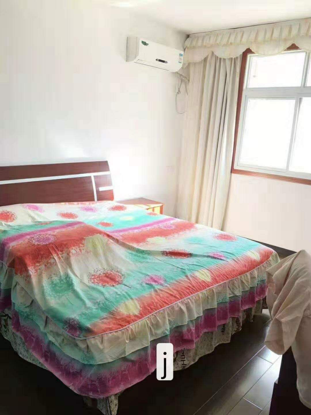 天泰花园五楼，105平方，三室两厅一厨一卫。带车库一起卖。首付30万，总价82万，随时看房，