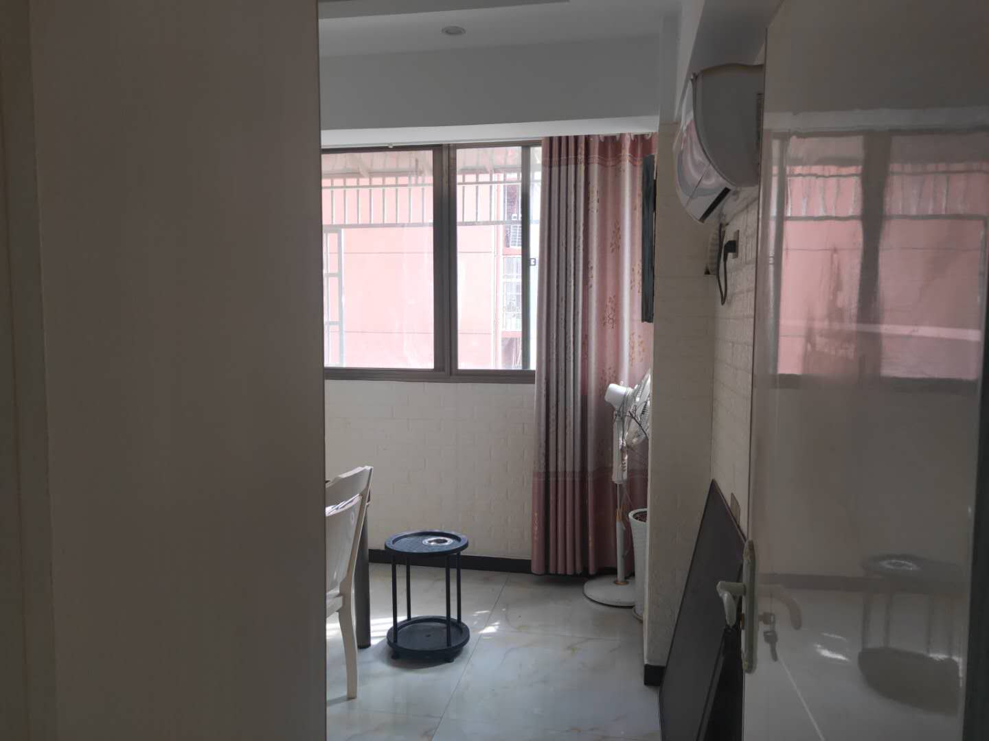 方合小区  精装修106.9平三室两厅两卫 80.8万元