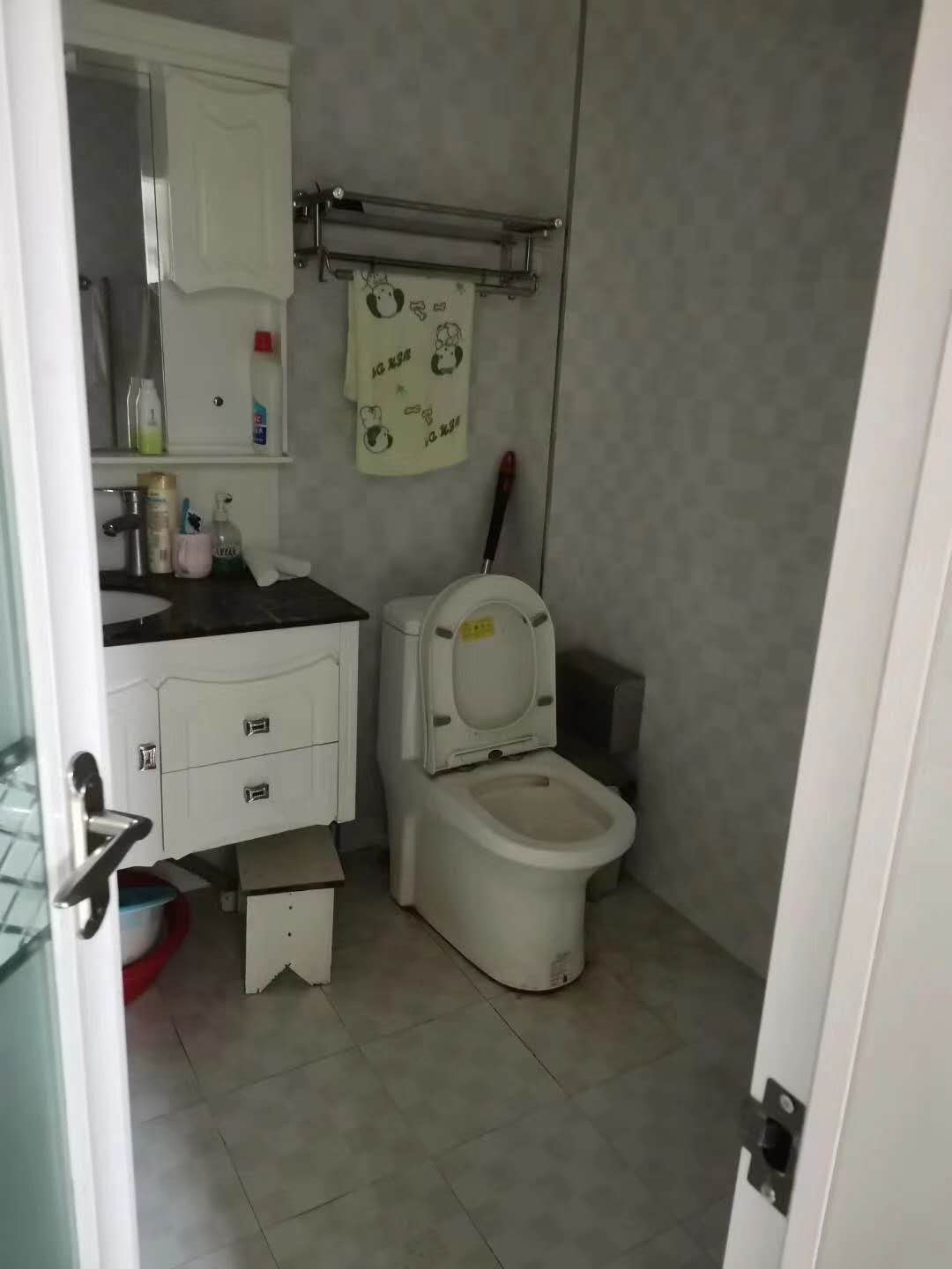 宏泰花园  2楼107平方精装带杂物间86.8万元