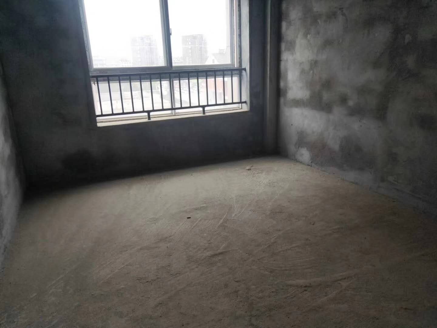 文苑花园  4楼116㎡毛坯带杂物间93.8万元