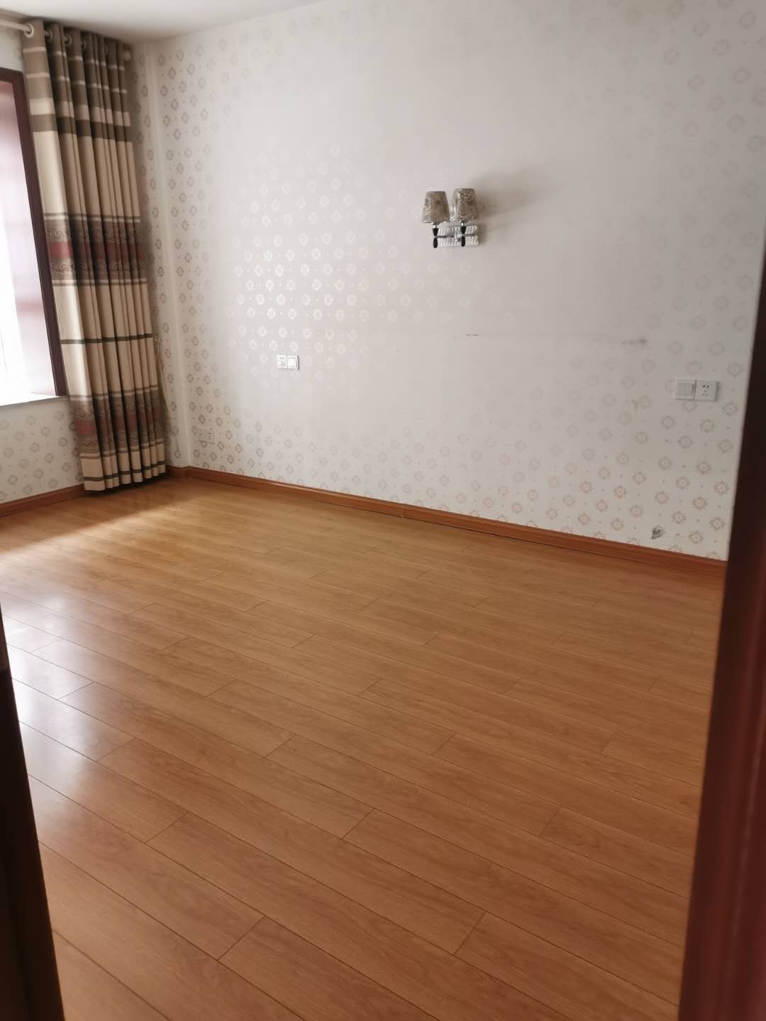 文苑花园  125㎡ 102万元