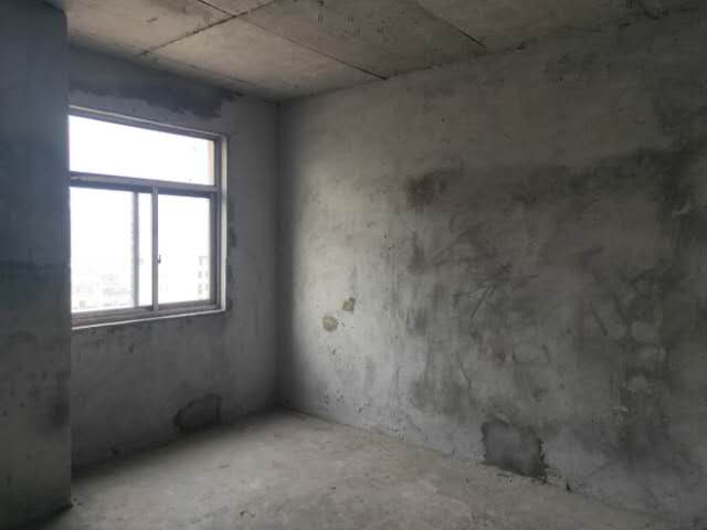 金色家园  三楼毛坯125㎡ 带杂物间12平97.8万元