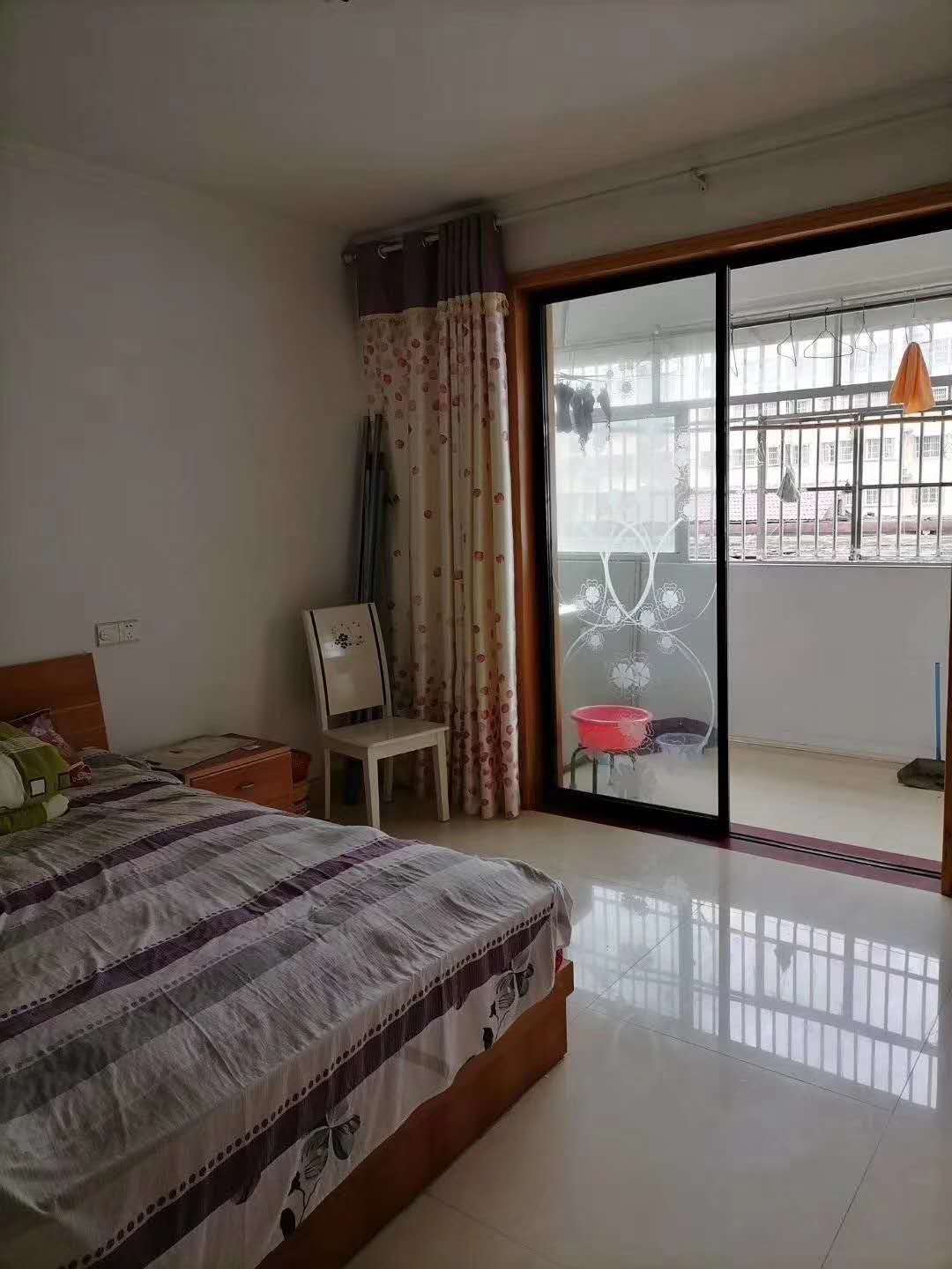 粮贸小区  117㎡ 85万元带杂物间