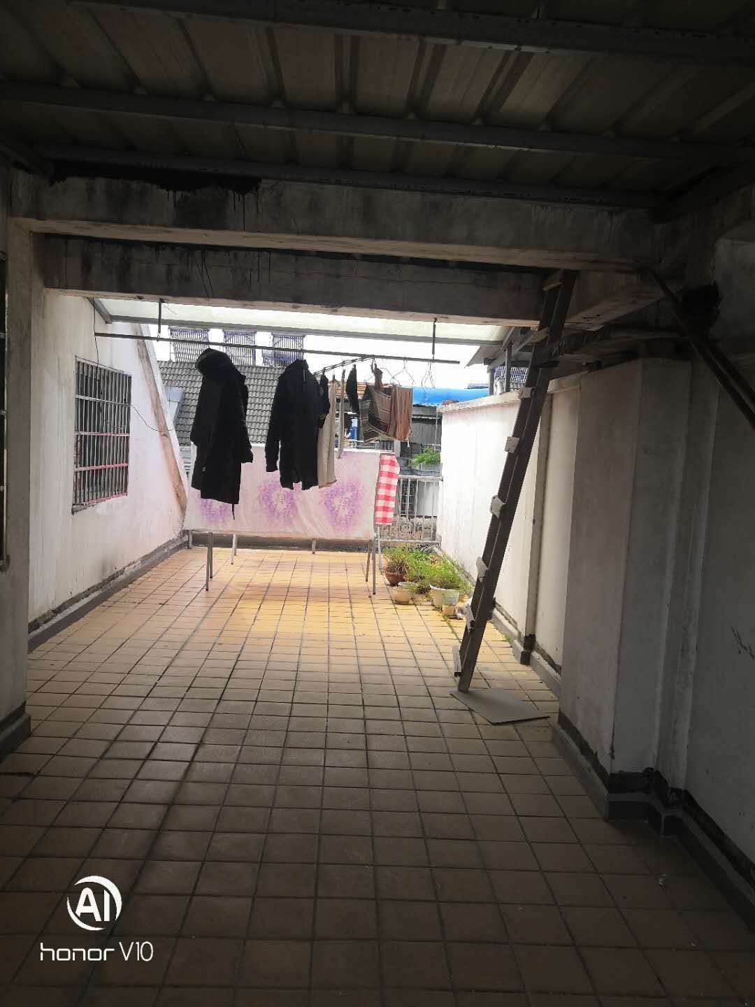 振龙山庄5楼127平方 复试楼一起卖，精装证齐全可按揭，有钥匙随时看房，首付27万，总价90万。15